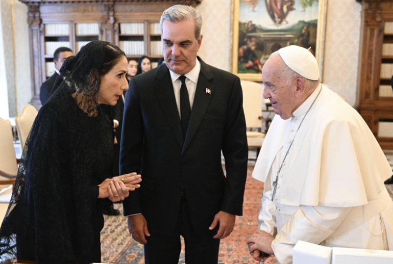 Abinader y la primera dama viajan este viernes a Roma para el funeral del papa Francisco
