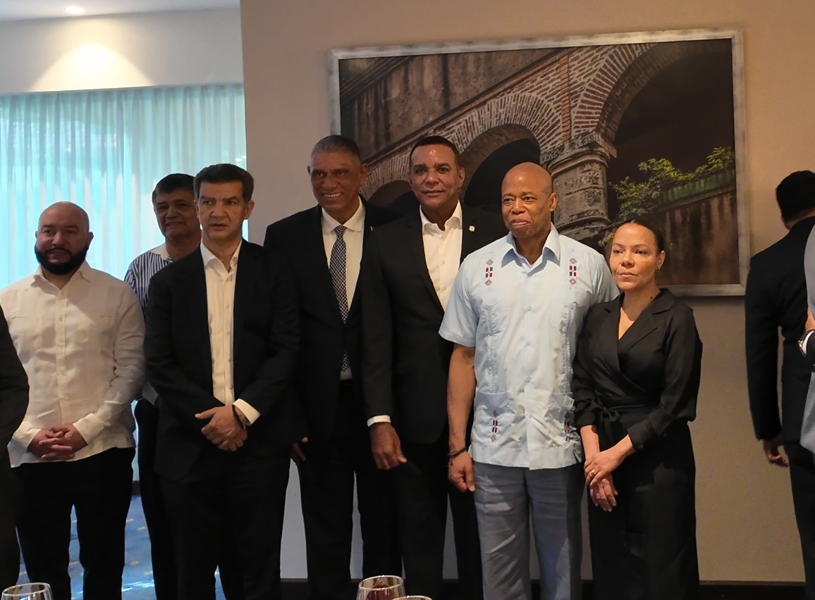 Senador Carlos Gómez participa en encuentro oficial con el Alcalde de Nueva York, Eric Adams, durante su visita a la República Dominicana.