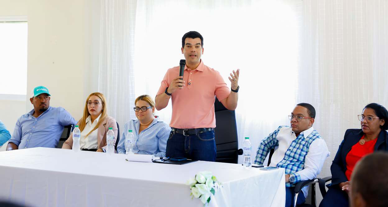 Wellington Arnaud lleva soluciones al sector Los Taínos, Guayabal, provincia Azua