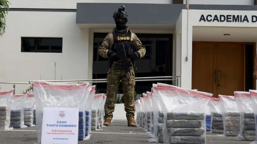 Incautan 1.3 toneladas de cocaína y 30 bloques de presunta marihuana frente a las costas de Baní