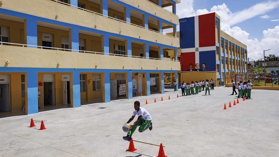 RD elevó de 56 % a 64 % la proporción de estudiantes que completan la secundaria