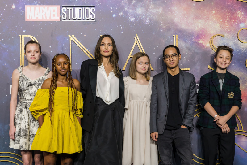 Ya son tres de los hijos de Angelina Jolie que legalmente optan por quitarse el apellido Pitt