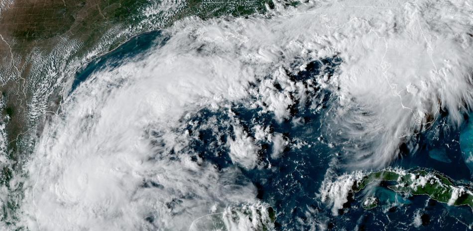 Isaías se convierte en huracán categoría 1 y avanza por el golfo de México