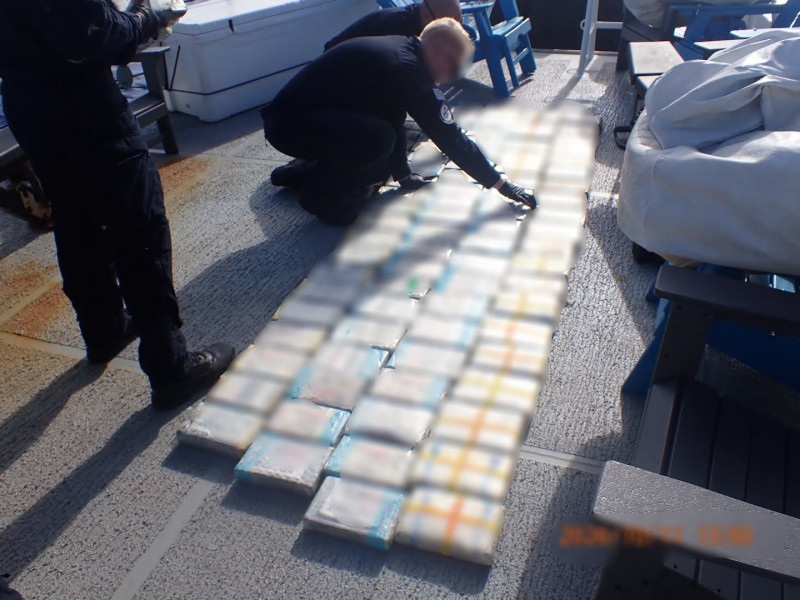 Detienen a dos dominicanos y un chino con más de 489 libras de cocaína en aguas de Puerto Rico