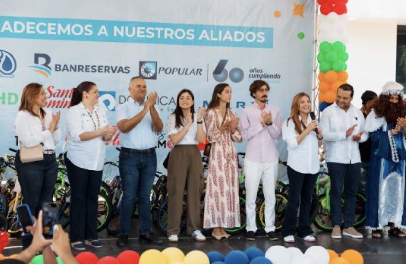Cientos de niños de SD reciben juguetes a cambio botellas plásticas