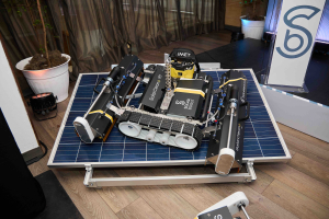 Avanzada tecnología robótica que incrementa la eficiencia de paneles solares llega al país y todo el Caribe