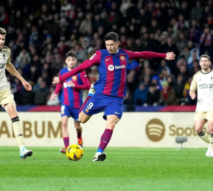 Barcelona se va abucheado tras empate 3-3 con Granada