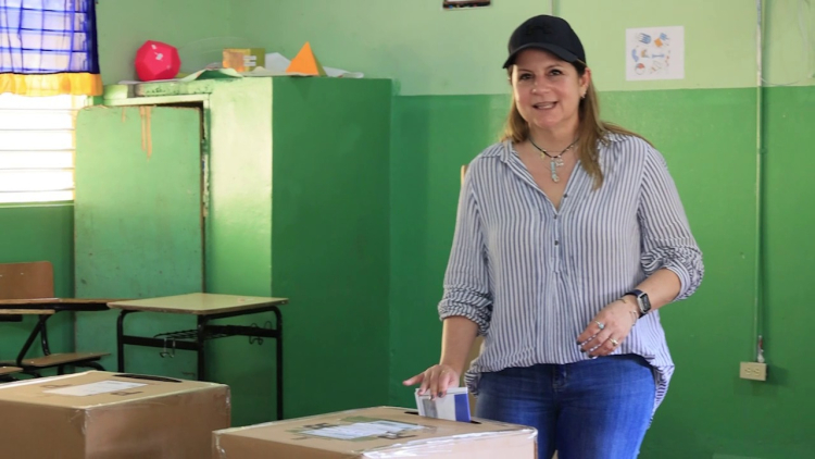 Judith Valdez ejerció su voto en las primarias del Partido Revolucionario Moderno (PRM)