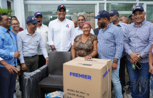 Senador Carlos Gómez hace entrega de electrodomésticos a familias de Jamao afectadas por las lluvias